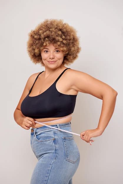 Plan Vertical D Une Charmante Femme Aux Gros Seins En Soutien Gorge Et Jeans En Lingerie Noire