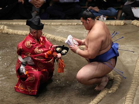 ＜大相撲夏場所千秋楽＞懸賞金を受け取る大の里（撮影・三島 英忠） ― スポニチ Sponichi Annex スポーツ