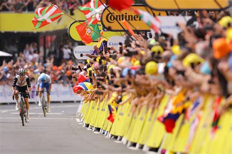 GeenStijl LIVE Tweede Etappe Van De Tour De Voormalige Franse Kolonie