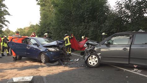 NonstopNews Zwei Pkw kollidieren frontal auf Landstraße bei