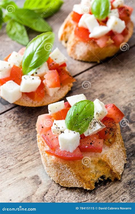 Bruschettas De La Ensalada De Caprese Imagen De Archivo Imagen De