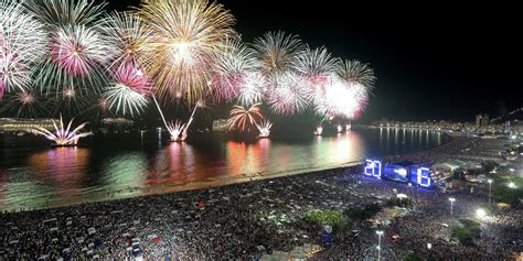 Queima De Fogos No Réveillon De Copacabana é Vista Por 2 Milhões De