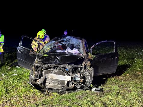 Schwere Verletzungen 19 Jähriger prallt gegen Baum und überschlägt