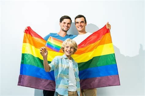 Familia Lgbt Pareja Gay Con Hijo Adoptivo Padres Homosexuales Con Su Hijo Divirti Ndose En Casa