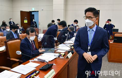 포토 2022 국감 국정감사 출석하는 김문수 경사노위 위원장 아시아투데이