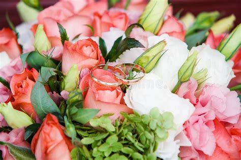 Mazzo Di Nozze Fiori Rosa Con Le Fedi Nuziali Dell Oro Fotografia