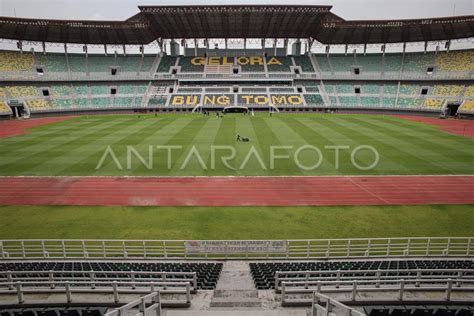 PERAWATAN STADION GELORA BUNG TOMO SURABAYA ANTARA Foto