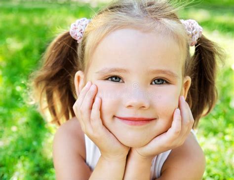 Retrato De La Niña Sonriente Adorable En El Parque Imagen De Archivo