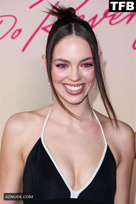 Claudia Sulewski Sexy Seen Flaunting Her Hot Cleavage At The Screening Of Do Revenge In