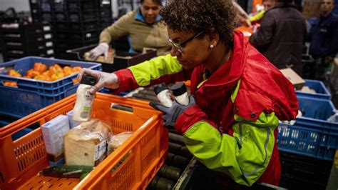 Duizenden Mensen In De Rij Voor De Voedselbank In Zuid Afrika