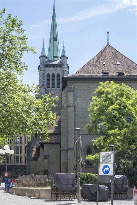 Edificio Y Calle De La Ciudad De Lausanne Suiza Fotograf A Editorial