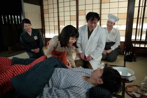 連続テレビ小説「まんぷく」第24話。意識を取り戻した萬平（長谷川博己）に感極まる福子（安藤サクラ、写真中央）（c）nhk ― スポニチ