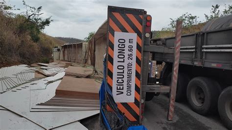 Carreta Placas De MDF Tomba E Interdita Trecho Da BR 259 Vales De