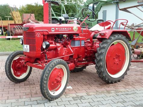 Traktoren Oldtimer IHC McCormick 16 Fahrzeugbilder De