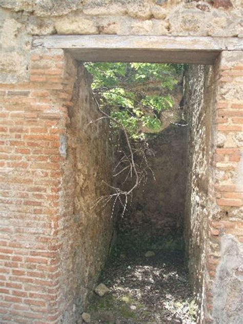 IX 6 6 Pompeii May 2005 Entrance Looking South According To