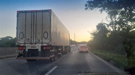 Caminhão de arroz tomba e interdita duas faixas na pista sentido