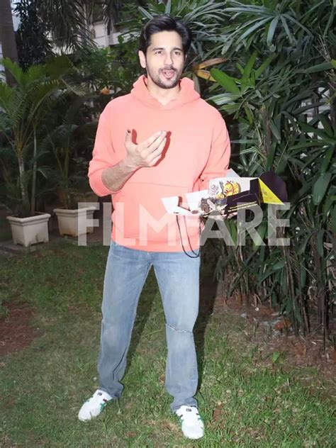 Sidharth Malhotra celebrates his birthday with fans. See pics ...