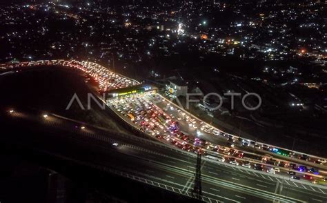 Kemacetan Di Ruas Tol Purbaleunyi Antara Foto