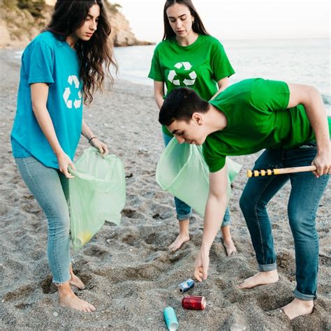 Grupo De Voluntarios Recogiendo Basura En La Playa Foto Gratis