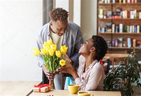 Rom Ntico Chico Negro Dando Ramo De Flores Y Regalo A Su Novia En La