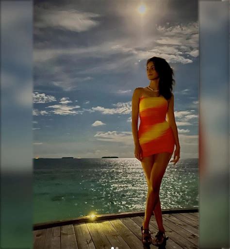 Ananya Pandayच बकनतल हट अदज Photo Gallery on Ananya Pandays hot look in bikni