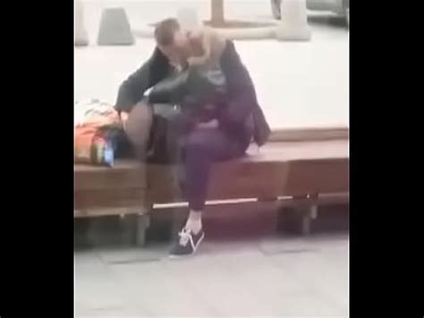 Une Blonde Stupide Fait Une Pipe En Public XVIDEOS