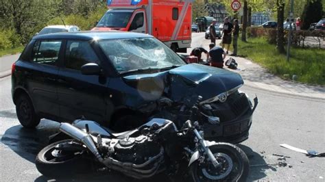 Motorradfahrer stößt mit Pkw zusammen