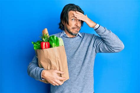 Hombre Apuesto De Mediana Edad Que Sostiene Una Bolsa De Papel Con