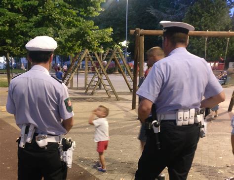 La Polizia Locale Di Bra Denuncia Enne Per Resistenza E Violenza A