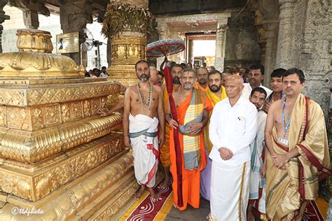 Pejavar Seer Offers Prayers In Tirumala Shrine Ttd News