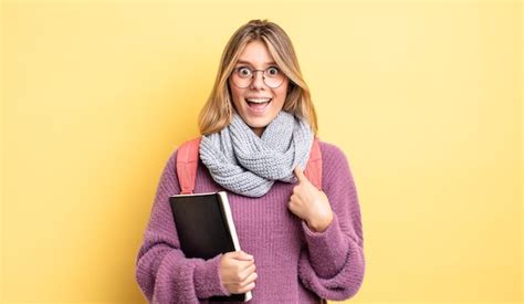 Jolie Fille Blonde Se Sentant Heureuse Et Se Montrant Elle même Avec Une Excitation Concept D