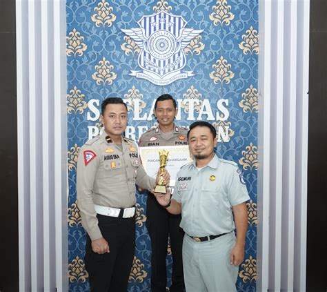 Polres Tuban Terima Trophy Juara Dan Piagam Penghargaan Posyandu