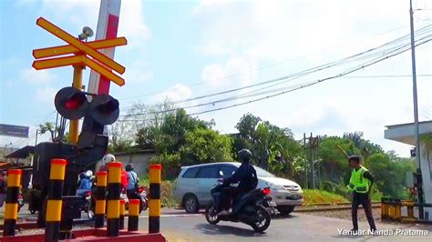 Palang Pintu Perlintasan Kereta Api Railroad Crossing Ka Fajar