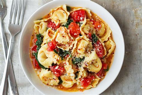 One Pan Tomato Spinach Tortellini Recipe — Eatwell101