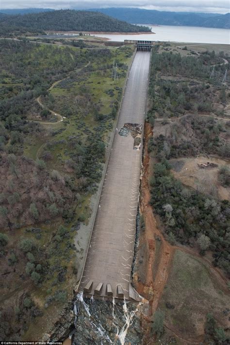 Gaping Hole Grows In The Spillway Of Oroville Dam Daily Mail Online