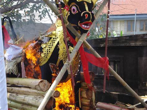 Pictures Of Bali See Ngaben Ritual Ceremony In Bali