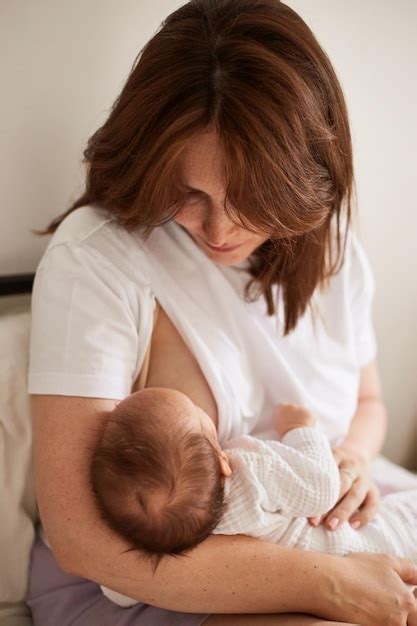 Madre amamantando a su bebé recién nacido retrato casero realista