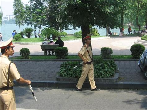 越南交警吊儿郎当的，没一点警察样，就像小混混人们见了都躲着腐败交警越南新浪新闻