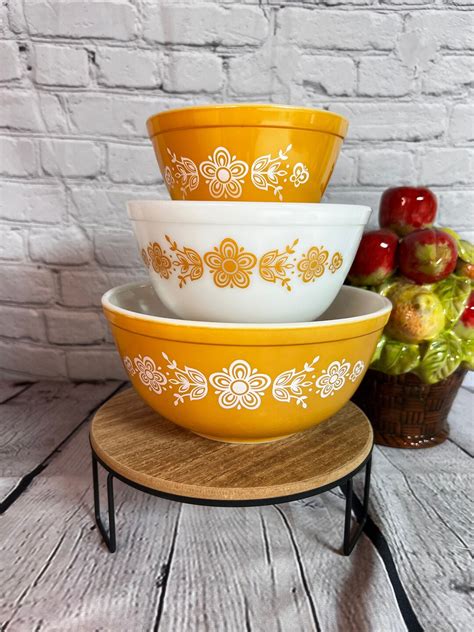 Vintage Pyrex Set Of 3 Butterfly Gold Mixing Bowl Set Etsy