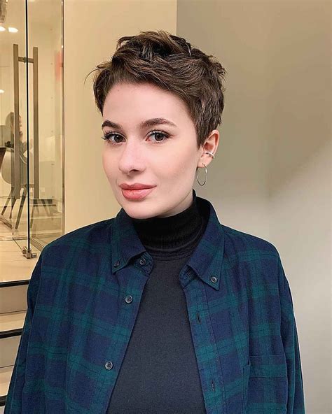 26 Very Short Pixie Haircuts For Confident Women Wavy Pixie Haircut