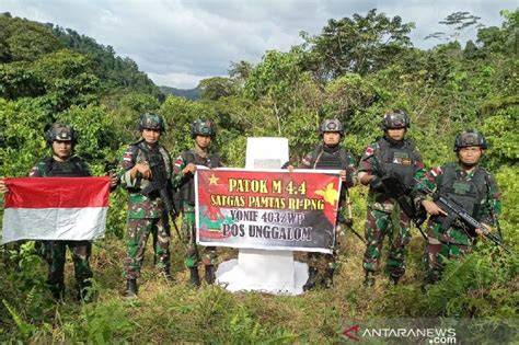 Satgas Tni Yonif Patroli Patok Wilayah Di Perbatasan Ri Png