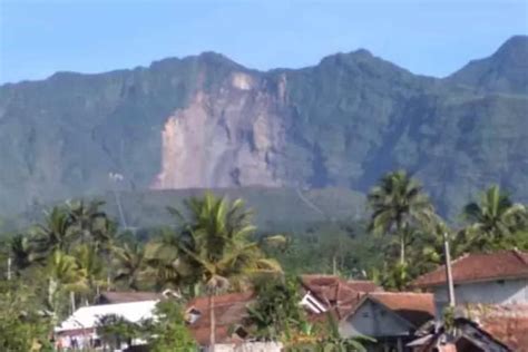 Dinding Kawah Gunung Galunggung Kabupaten Tasikmalaya Longsor 9 Hektar