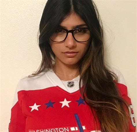 Mia Khalifa R FamousFaces