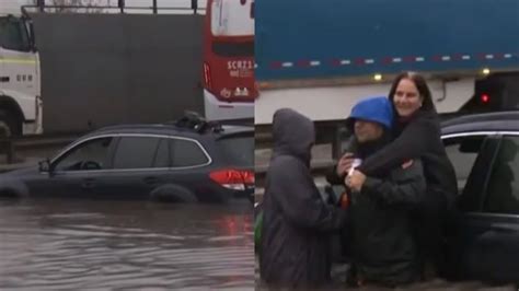 Iba Hacia Vespucio Periodista Salva A Mujer Que Estaba Atrapada En