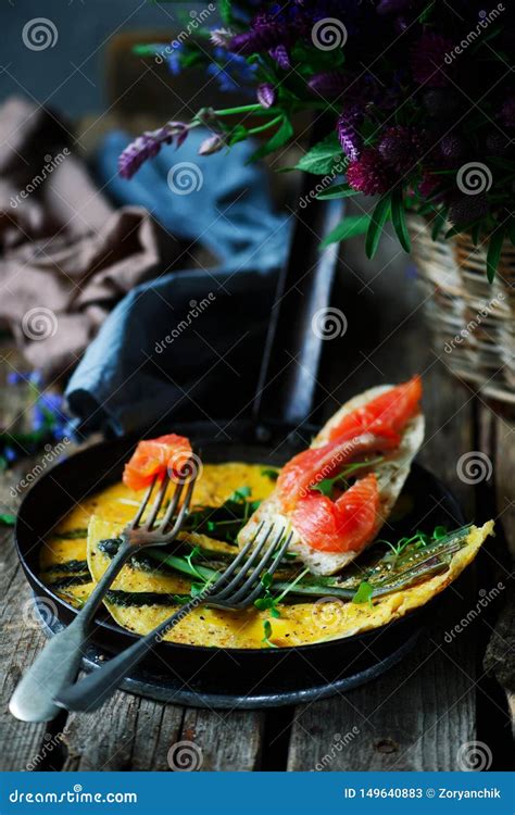 Tortilla Con El Esp Rrago Y Los Salmones En Cacerola Del Hierro Imagen