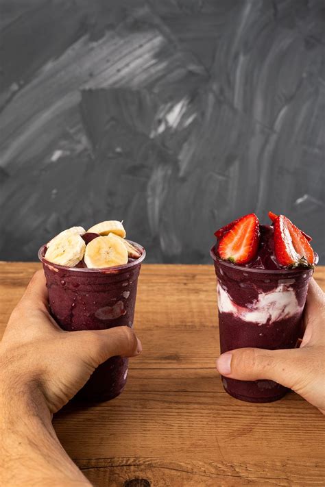 Batido De Sorvete Brasileiro De Açaí Berry Congelado Mão Segurando Copo