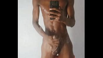 Séance de caresses de bites Mandigo dans des waps felxant son énorme bénédiction XVIDEOS