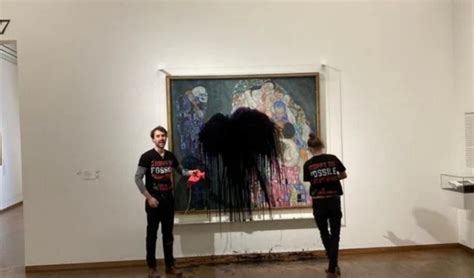 Dos Activistas Arrojan Petr Leo Sobre Un Cuadro De Klimt En Un Museo De