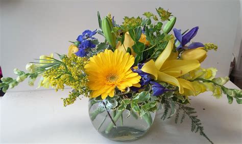 Oblong Style Centerpiece Or A U Of M Party Yellow Maize And Blue