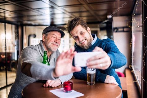 Padre Mayor Y Su Hijo Peque O Con Smartphone En Un Pub